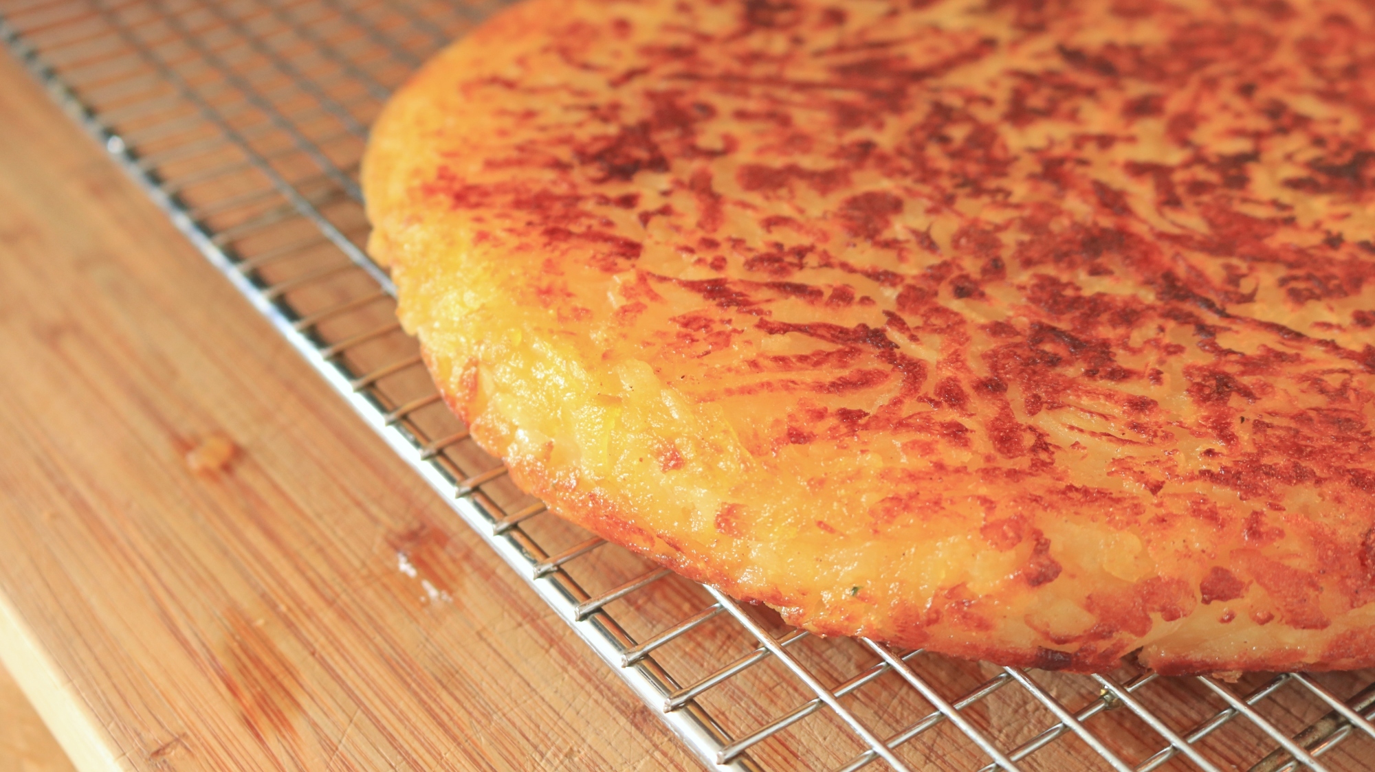 Potato rösti on a wire rack